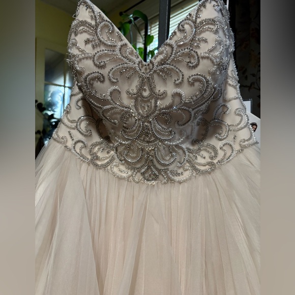 Chic Cream Strapless Wedding Dress - Picture 5 of 6